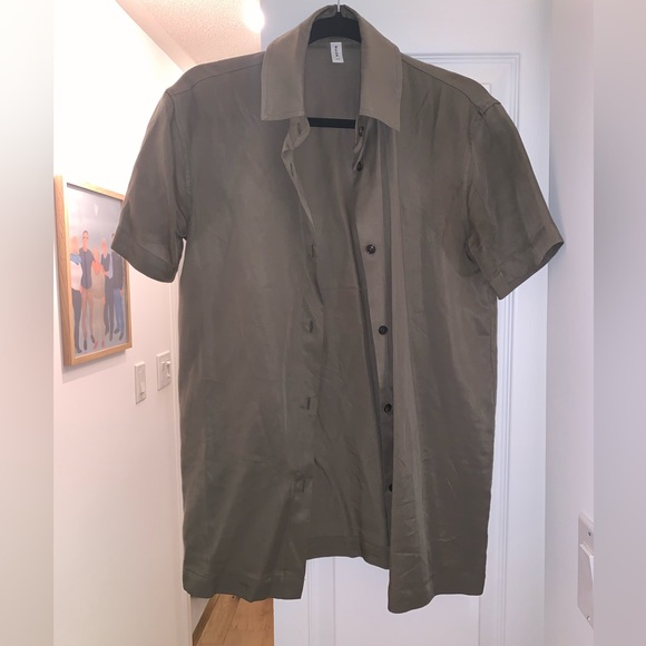 A flowy, relaxed button-down crafted from lyocell micro twill from Kotn. - Picture 5 of 6